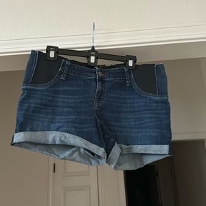 Isabel maternity shorts with side panel stretch.